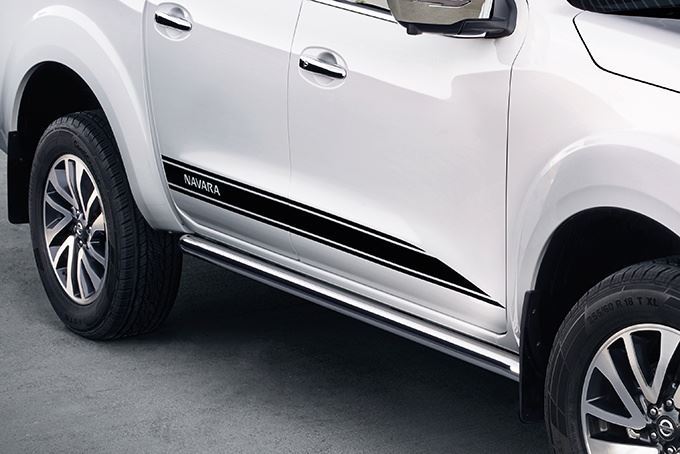 Genuine Nissan Navara 2018> Body Side Moldings Double Cab - Primered