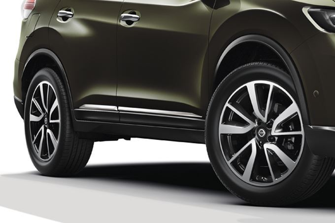 Nissan X-Trail (2014 >) Door Sill Strips - Ice Chrome (KE7604C500IC)